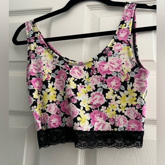 Forever 21 Tops - Forever 21 Floral Crop Top with black lace trim
